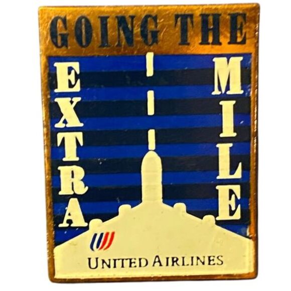 United‎ Airlines Going The Extra Mile Vintage Pin Gold Blue Collectible Aviation - Picture 1 of 3